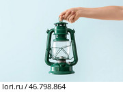 Рука с масляной лампой на цветном фоне. Стоковое фото, фотограф Pixel_shot / Фотобанк Лори