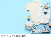 Композиция с детской одеждой, обувью и слюнявчиком на цветном фоне. Стоковое фото, фотограф Pixel_shot / Фотобанк Лори