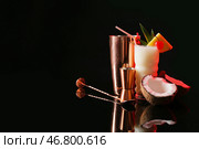 Бокал с вкусным коктейлем Пина Колада на темном фоне. Стоковое фото, фотограф Pixel_shot / Фотобанк Лори