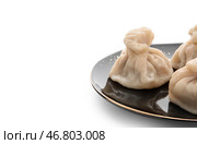 Тарелка с вкусными пельменями на белом фоне, крупным планом. Стоковое фото, фотограф Pixel_shot / Фотобанк Лори