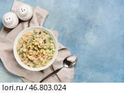 Чаша с вкусной окрошкой, ложкой и специями на цветном фоне. Стоковое фото, фотограф Pixel_shot / Фотобанк Лори