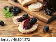 Бутерброды с вкусным ежевичным джемом на деревянном фоне. Стоковое фото, фотограф Pixel_shot / Фотобанк Лори