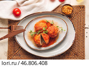 Тарелка с вкусными фрикадельками на столе. Стоковое фото, фотограф Pixel_shot / Фотобанк Лори