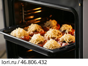 Противень с лодочками из фарша, грибами и тертым сыром в духовке. Стоковое фото, фотограф Pixel_shot / Фотобанк Лори