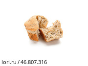 Вкусный маффин с разломанным маком на белом фоне. Стоковое фото, фотограф Pixel_shot / Фотобанк Лори