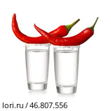 Шоты вкусной текилы с перцем чили на белом фоне. Стоковое фото, фотограф Pixel_shot / Фотобанк Лори