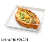 Тарелка с вкусным хачапури по-аджарски на белом фоне. Стоковое фото, фотограф Pixel_shot / Фотобанк Лори