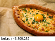 Вкусные хачапури по-аджарски на пергаменте крупным планом. Стоковое фото, фотограф Pixel_shot / Фотобанк Лори
