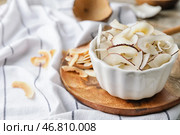 Чаша с вкусной кокосовой стружкой на деревянном фоне. Стоковое фото, фотограф Pixel_shot / Фотобанк Лори