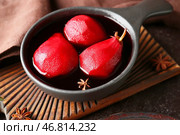 Форма для запекания вкусных груш пашот в винном соусе, крупным планом. Стоковое фото, фотограф Pixel_shot / Фотобанк Лори