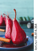 Тарелка вкусных груш пашот в винном соусе, крупным планом. Стоковое фото, фотограф Pixel_shot / Фотобанк Лори