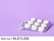 Вкусные жевательные резинки на цветном фоне. Стоковое фото, фотограф Pixel_shot / Фотобанк Лори