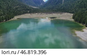 Lake Lago di Dobbiaco in Dolomites. Стоковое видео, видеограф Михаил Коханчиков / Фотобанк Лори