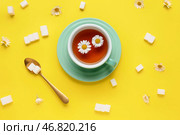 Чашка натурального чая из ромашки, сахарные кубики и цветы на желтом фоне. Стоковое фото, фотограф Pixel_shot / Фотобанк Лори
