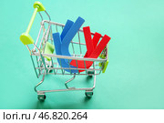 Мини тележка с магнитами на зеленом фоне. Стоковое фото, фотограф Pixel_shot / Фотобанк Лори