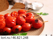 Тарелка с шампурами, вкусными жареными помидорами и базиликом на белом фоне. Стоковое фото, фотограф Pixel_shot / Фотобанк Лори