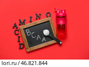 Доска с буквами BCAA, текст АМИНОКИСЛОТА, порошок и бутылка воды на красном фоне. Стоковое фото, фотограф Pixel_shot / Фотобанк Лори