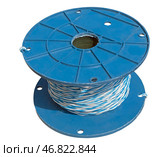 Двухцветный скрученный кроссировочный провод на белом фоне. Multicolor telecommunication network cables isolated on white. Стоковое фото, фотограф Татьяна Д / Фотобанк Лори