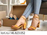 Женщина примеряет стильные туфли на высоком каблуке в магазине, крупным планом. Стоковое фото, фотограф Pixel_shot / Фотобанк Лори