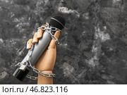 Деревянная рука с микрофоном и цепями на темном фоне, крупным планом. Концепция цензуры. Стоковое фото, фотограф Pixel_shot / Фотобанк Лори
