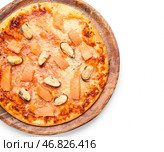 Тарелка с вкусной пиццей из морепродуктов на белом фоне, крупным планом. Стоковое фото, фотограф Pixel_shot / Фотобанк Лори