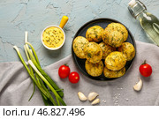 Тарелка отварных маленьких картофелин с укропом и соусом на голубом фоне. Стоковое фото, фотограф Pixel_shot / Фотобанк Лори