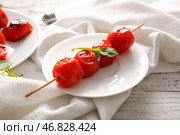 Шампур с вкусными жареными помидорами и базиликом на белом деревянном фоне. Стоковое фото, фотограф Pixel_shot / Фотобанк Лори