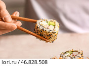 Женщина ест вкусный суши-ролл, крупный план. Стоковое фото, фотограф Pixel_shot / Фотобанк Лори