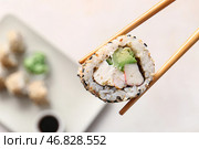 Палочки с вкусным суши-роллом, крупный план. Стоковое фото, фотограф Pixel_shot / Фотобанк Лори