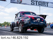 FINOWFURT, GERMANY - JUNE 28, 2024: A custom retro sports car on the starting line. Rear view. Roadrunner's Paradise Race 61 Festival. Редакционное фото, фотограф Sergey Kohl / Фотобанк Лори