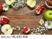 Рамка из свежих фруктов и цветов на деревянном фоне, крупным планом. Празднование Рош ха-Шана (еврейский Новый год) Стоковое фото, фотограф Pixel_shot / Фотобанк Лори