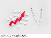 Кубики сахара с шприцами для инъекций инсулина и стрелкой, направленной вверх, на белом фоне. Стоковое фото, фотограф Pixel_shot / Фотобанк Лори