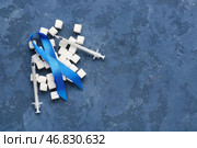 Сахар с шприцами для инъекций инсулина и лентой осведомленности на темном фоне. Стоковое фото, фотограф Pixel_shot / Фотобанк Лори