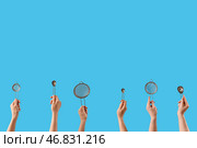 Женские руки, держащие ситечки и чайные заварочные корзинки на голубом фоне. Стоковое фото, фотограф Pixel_shot / Фотобанк Лори