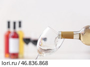 Налить изысканное вино в стакан на светлом фоне, крупным планом. Стоковое фото, фотограф Pixel_shot / Фотобанк Лори