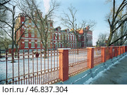 Старая декорированная железная кованная решетка, улица, зима, городская усадьба в Южной части старой Астрахани ( район Криуши ) Стоковое фото, фотограф Павел Просянов / Фотобанк Лори