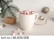 Чашка вкусного рождественского какао с маршмеллоу на столе на фоне белого фона. Стоковое фото, фотограф Pixel_shot / Фотобанк Лори