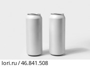 Банки свежего газированного напитка на белом фоне. Стоковое фото, фотограф Pixel_shot / Фотобанк Лори
