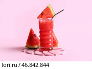 Стакан вкусного арбузного фреша на розовом фоне. Стоковое фото, фотограф Pixel_shot / Фотобанк Лори