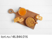 Доска для кухни с банкой сладкого меда, сотами и пчелиным пыльцой на светлом деревянном фоне. Стоковое фото, фотограф Pixel_shot / Фотобанк Лори