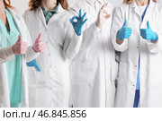 Врачи в медицинских перчатках жестикулируют в клинике, крупный план. Стоковое фото, фотограф Pixel_shot / Фотобанк Лори