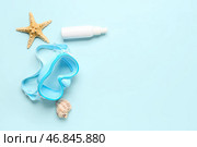 Маска для сноркелинга, бутылка косметического продукта, морская звезда и морская ракушка на цветном фоне. Стоковое фото, фотограф Pixel_shot / Фотобанк Лори