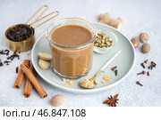 Стакан вкусного чая масала с различными специями на светлом фоне, крупным планом. Стоковое фото, фотограф Pixel_shot / Фотобанк Лори