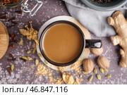 Чашка вкусного масала чая с различными специями на грубом фоне, крупным планом. Стоковое фото, фотограф Pixel_shot / Фотобанк Лори