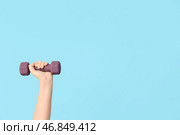 Женская рука с фиолетовым гантелем на цветном фоне. Стоковое фото, фотограф Pixel_shot / Фотобанк Лори