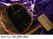 Корона терновника с Библией, молотом и гвоздями на деревянном фоне. Стоковое фото, фотограф Pixel_shot / Фотобанк Лори