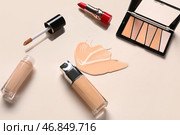 Бутылки тонального крема с образцами и косметическими продуктами на бежевом фоне. Стоковое фото, фотограф Pixel_shot / Фотобанк Лори