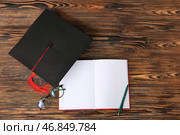 Шапка с выпуклым верхом, блокнот и очки на деревянном фоне. Стоковое фото, фотограф Pixel_shot / Фотобанк Лори