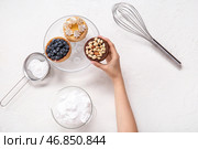Женщина-кондитер с вкусными тортами на белом фоне. Стоковое фото, фотограф Pixel_shot / Фотобанк Лори