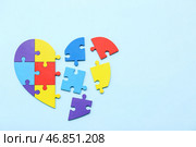 Сердце, составленное из цветных загадок на синем фоне. Концепция аутистического расстройства. Стоковое фото, фотограф Pixel_shot / Фотобанк Лори